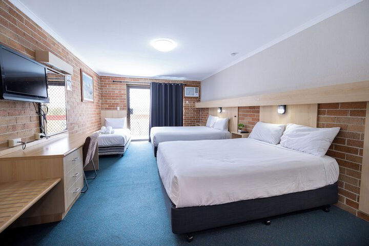 Room 7 of 33