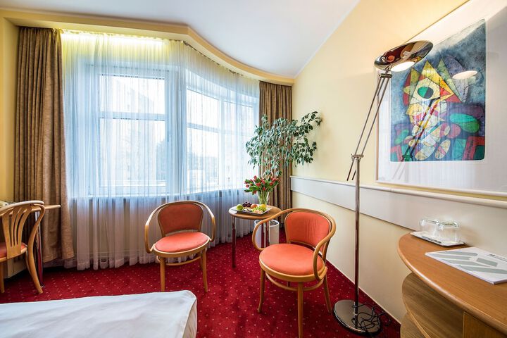 Room 10 of 77