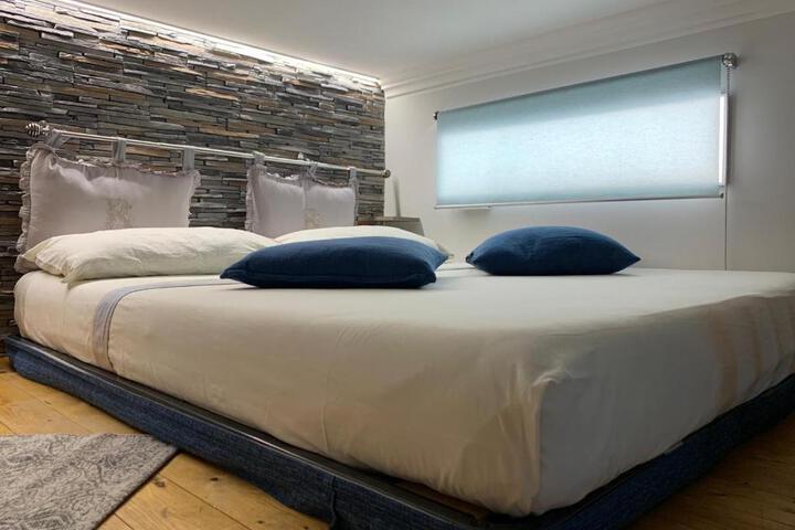 Room 2 of 10