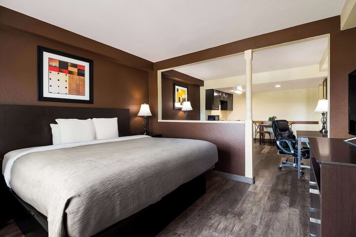 Standard King Bed Accessible (22 of 22)