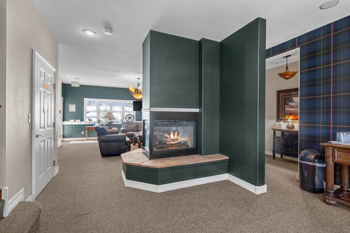 Lounge 102 of 113