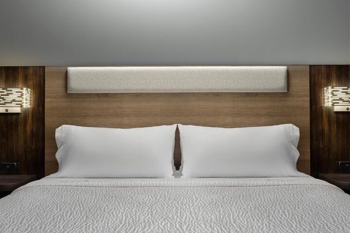 1 King Bed (25 of 28)