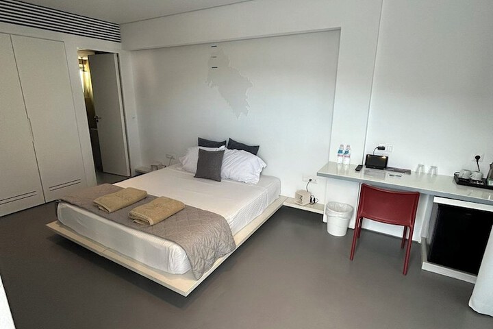 Room 84 of 283