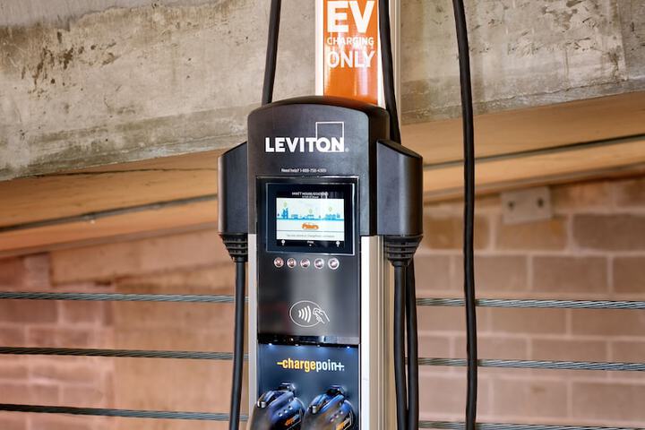 Electric vehicle charging station