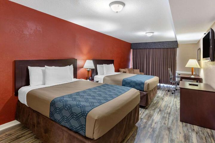 1 Queen Bed (10 of 26)