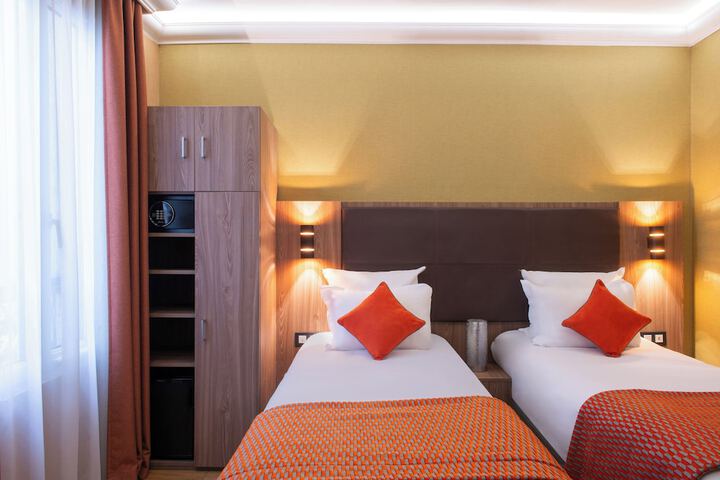 Room 9 of 26