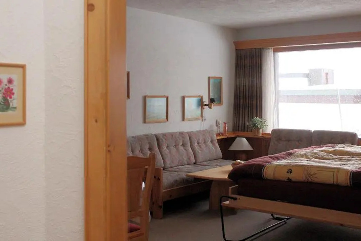 Room 5 of 9