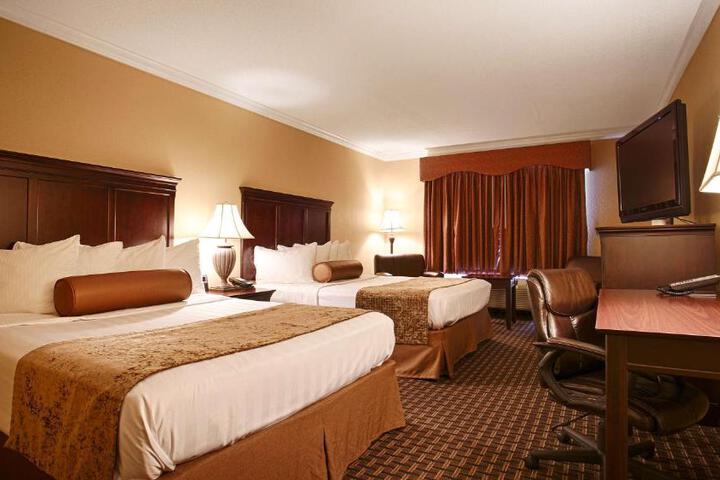 2 Queen Beds Microwave and Refrigerator Work Desk WiFi Full Breakfast (2 of 7)