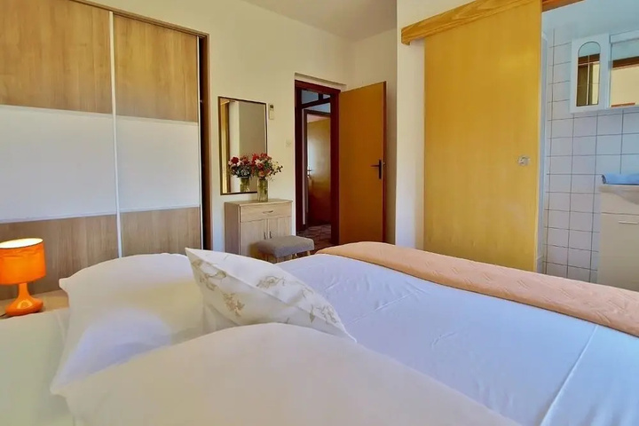 Room 5 of 13