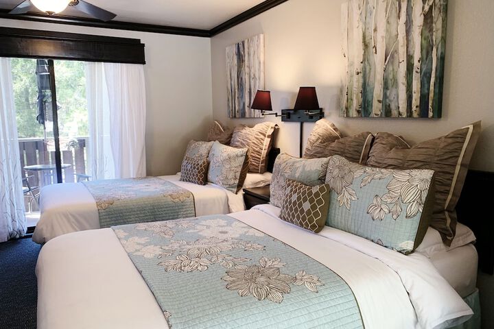 Deluxe Queen Bed (18 of 49)