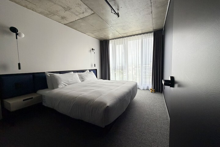 Room 5 of 16
