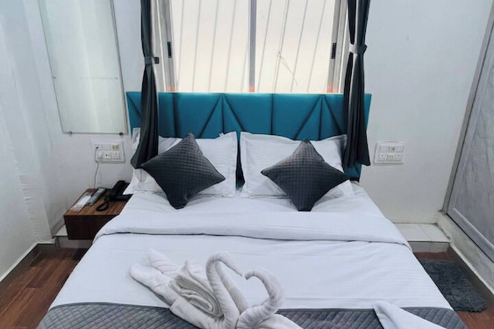 Room 4 of 12
