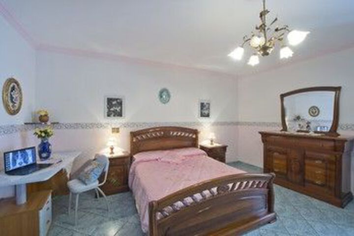 Room 7 of 25