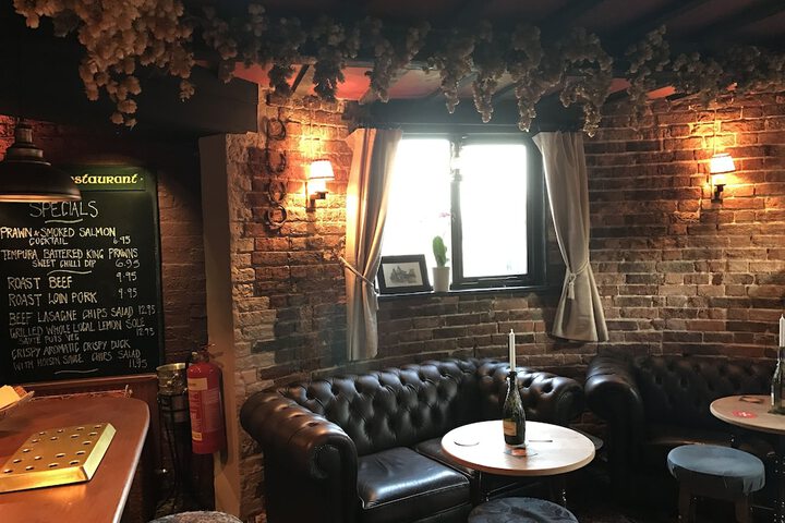 Lounge 20 of 29