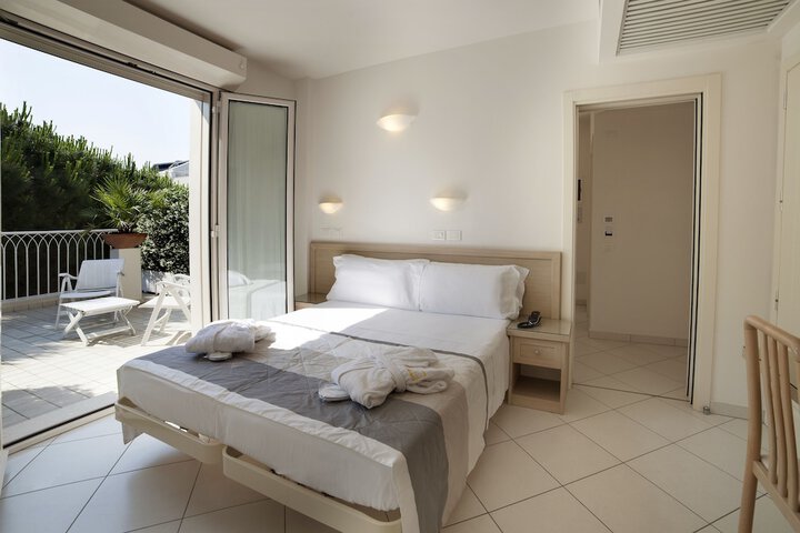 Room 6 of 70