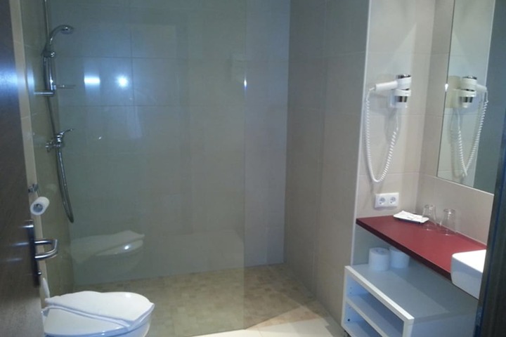 Room 2 of 32