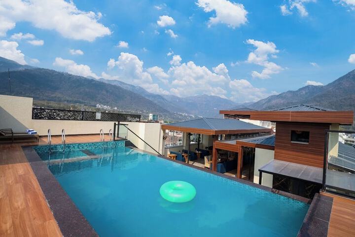 Pool 44 of 67