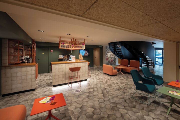 Lounge 80 of 106