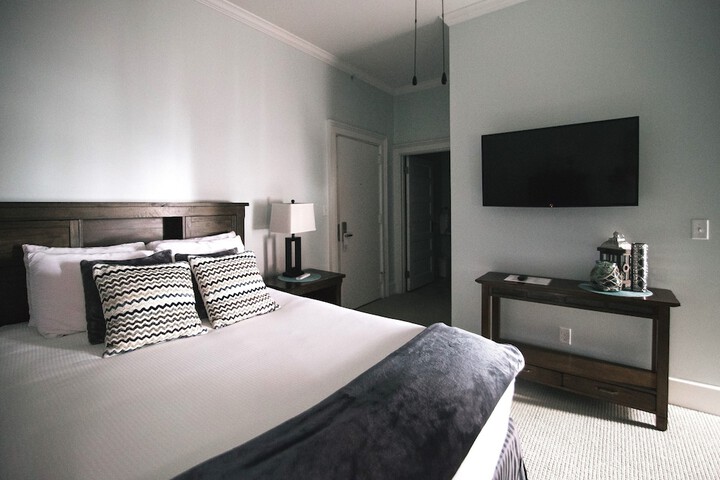 Studio Queen Bed (4 of 6)