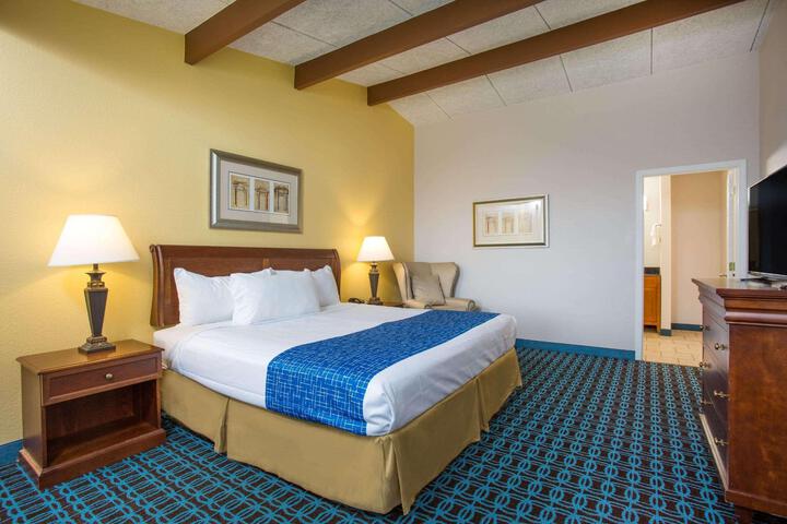 1 Queen Bed (16 of 17)