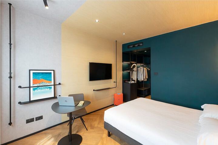 Room 4 of 111