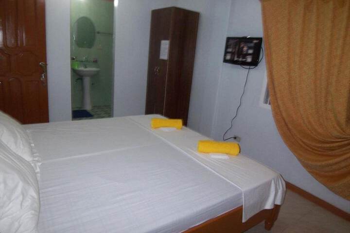 Room 9 of 28