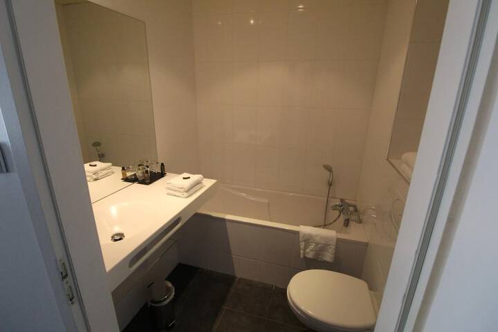 Room 15 of 19