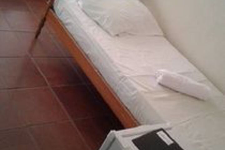 Room 6 of 12