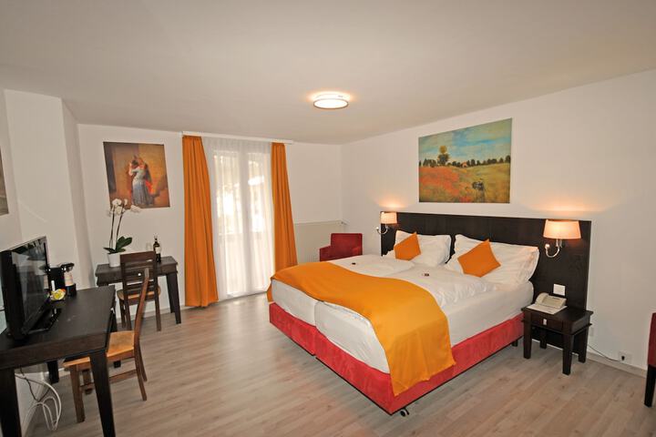 Room 16 of 140