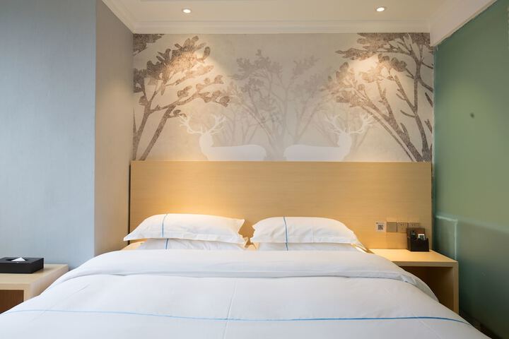Room 8 of 33
