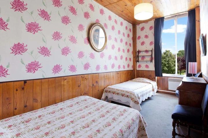 Room 5 of 16