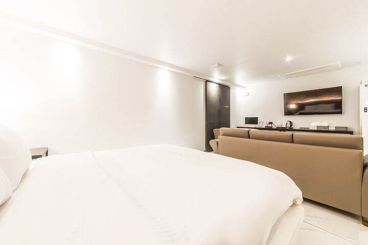 Room 33 of 64