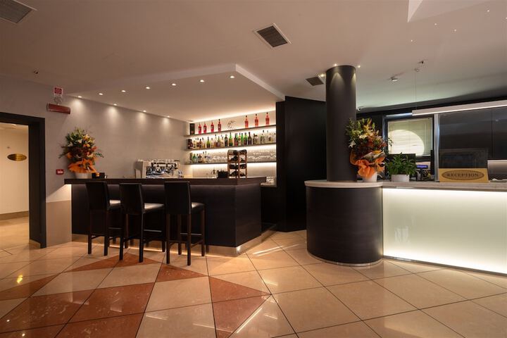 Lounge 40 of 60