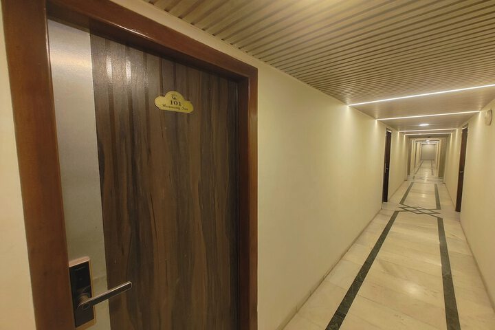 Ballroom/Hall 34 of 35