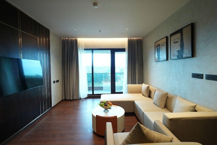 Room 12 of 16