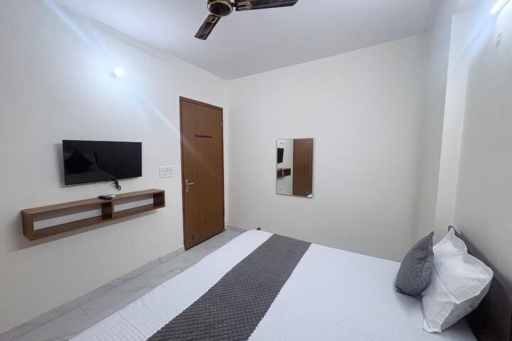 Room 11 of 28