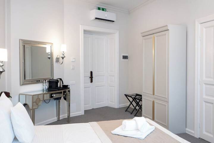 Room 19 of 208
