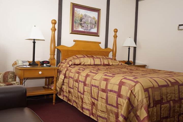 Deluxe Room 1 Queen Bed (1 of 6)