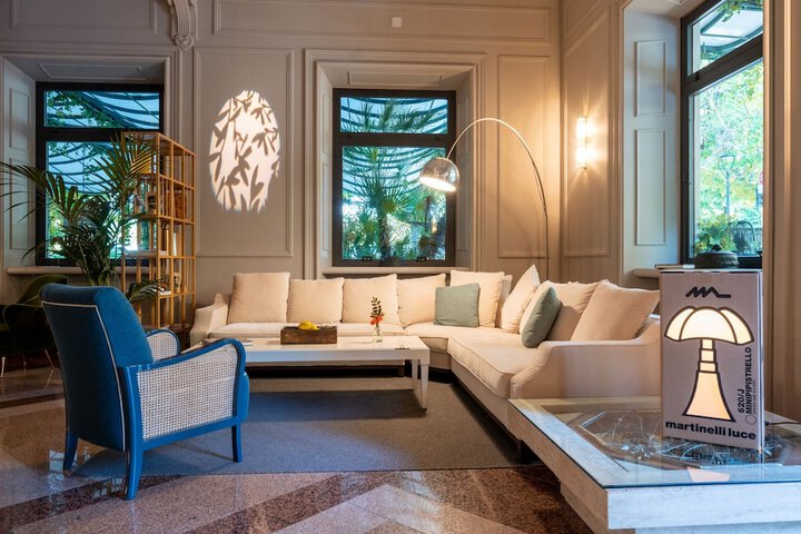Lobby lounge