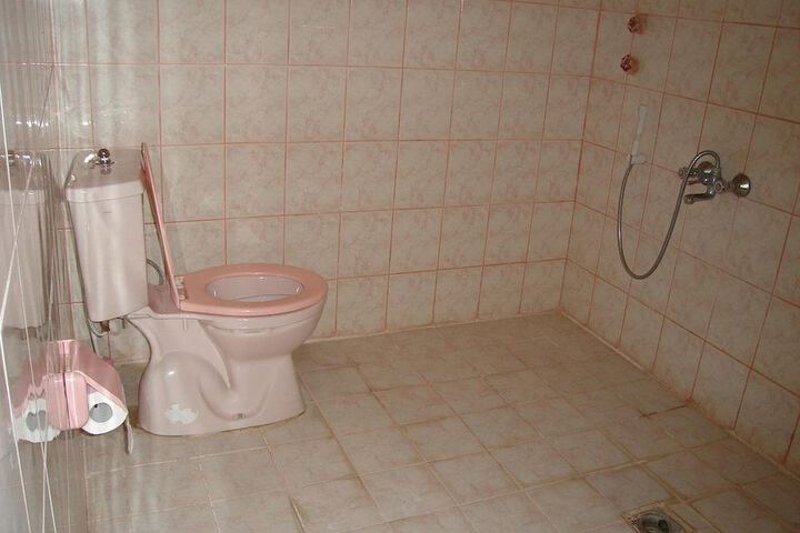 Room 10 of 32