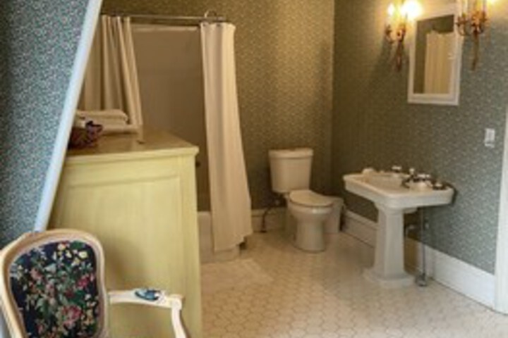 Room 33 of 130