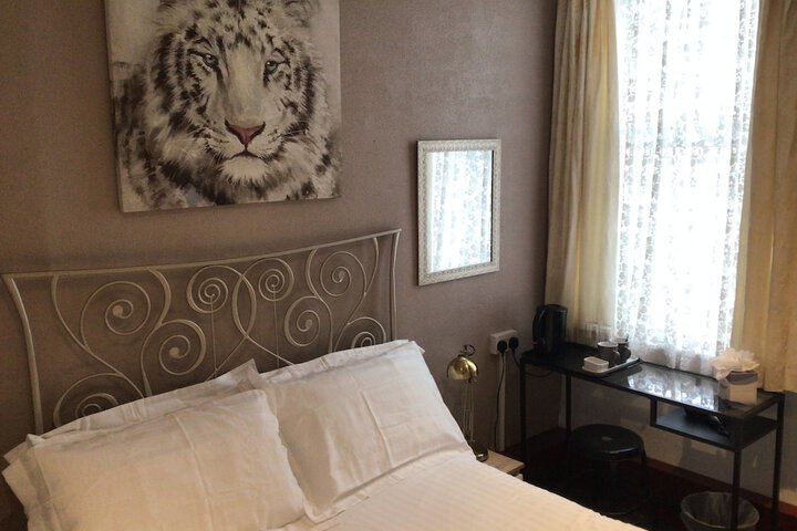 Room 8 of 10