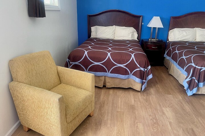 1 Queen Bed (8 of 13)