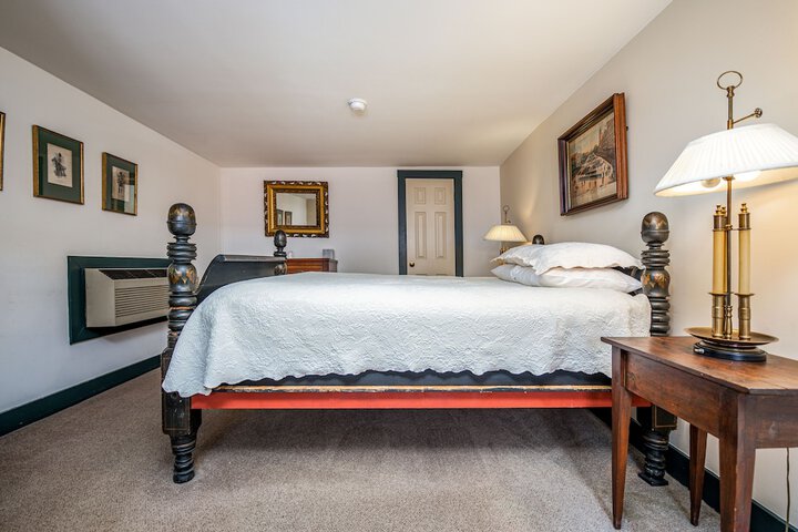 1 Queen Bed (26 of 35)