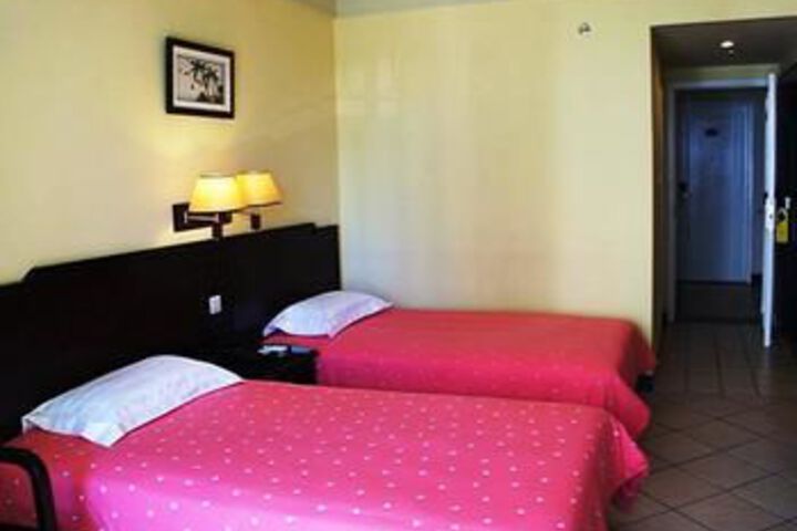 Room 4 of 8