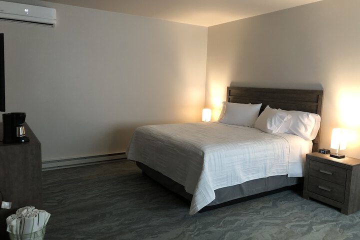 Deluxe Quadruple Room 1 King Bed with Sofa Bed (6 of 6)
