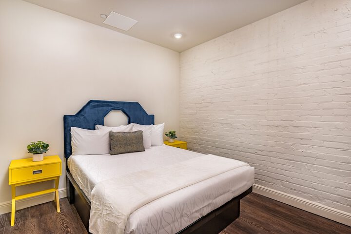 Room 28 of 182