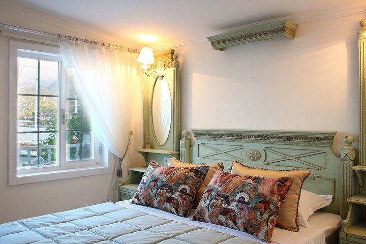 Room 12 of 80