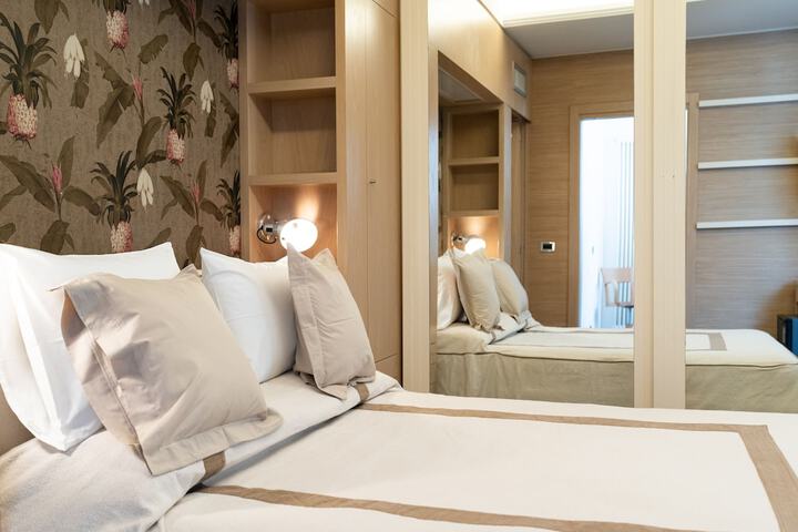 Room 55 of 211