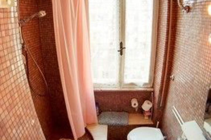 Room 4 of 18